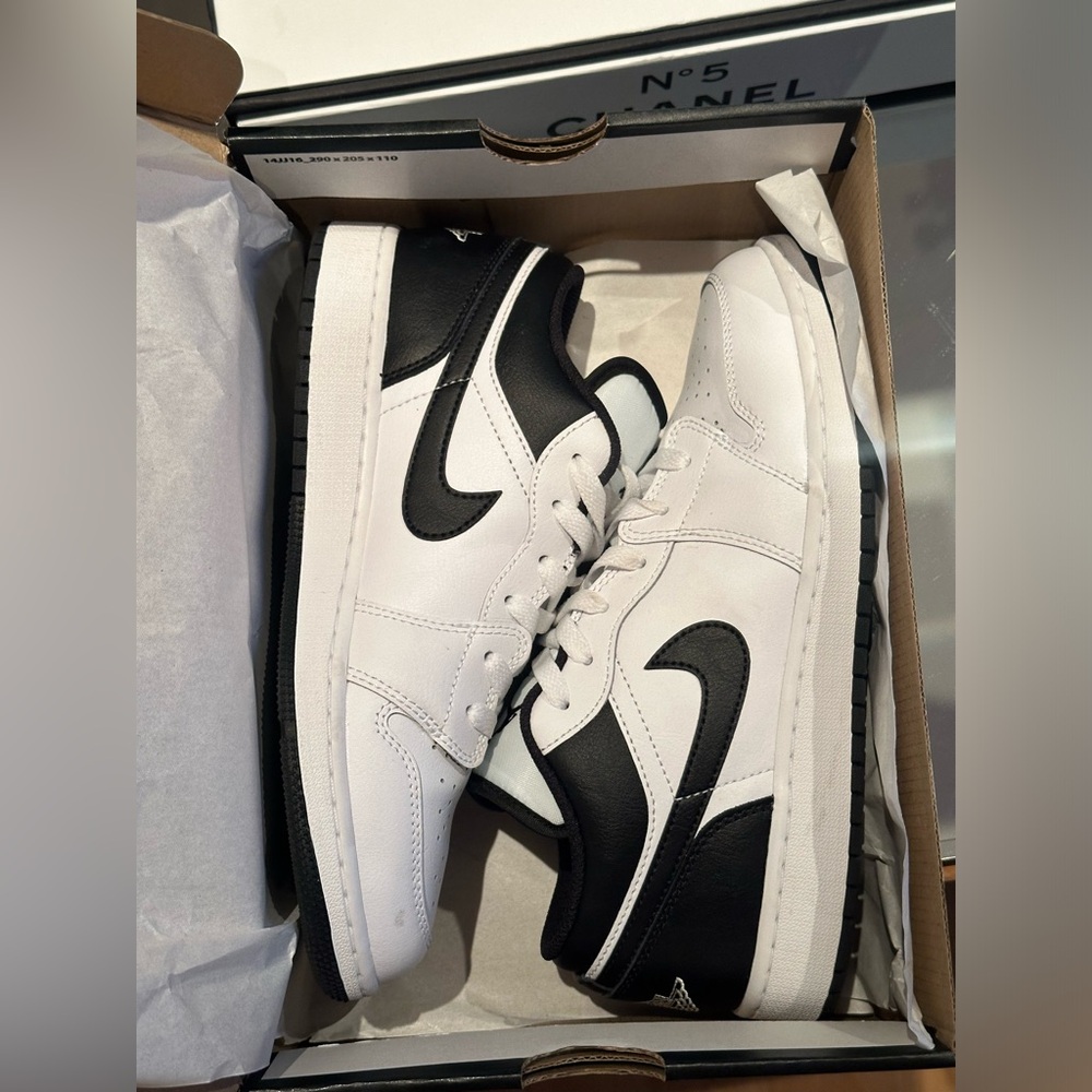 Air Jordan 1 Low (GS) White/Black, size 8.5 Women’s USA - Picture 4 of 5
